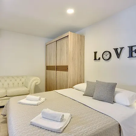 Nur 250 Meter Vom Mit Salzwasserpool * Pula