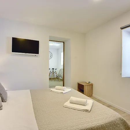 Nur 250 Meter Vom Mit Salzwasserpool Pula