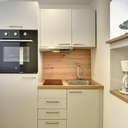 Nur 250 Meter Vom Mit Salzwasserpool Apartman Póla